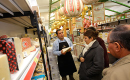 Kühlbereich mit Käsem, Schinken und verschiedenen italienischen Köstlichkeiten